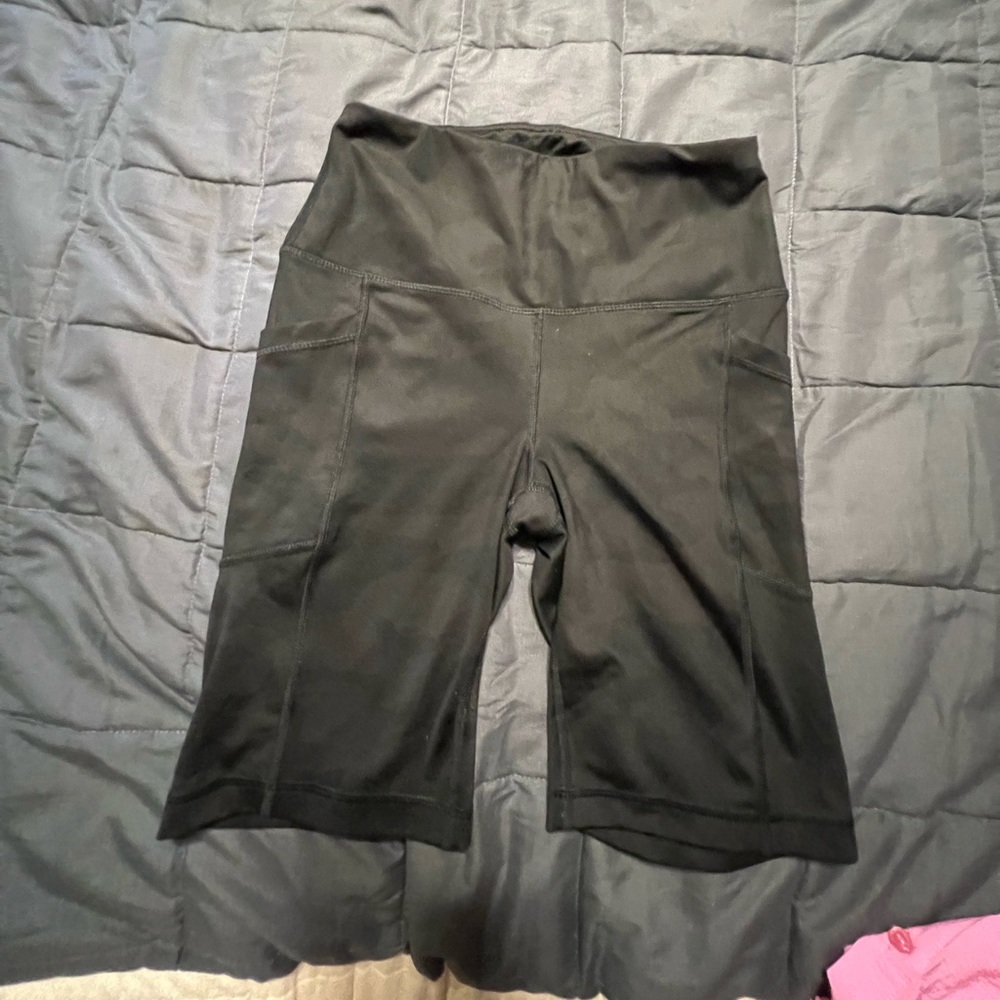 Yogalicious Lux biker shorts SIZE SMALL. subtle camo print.